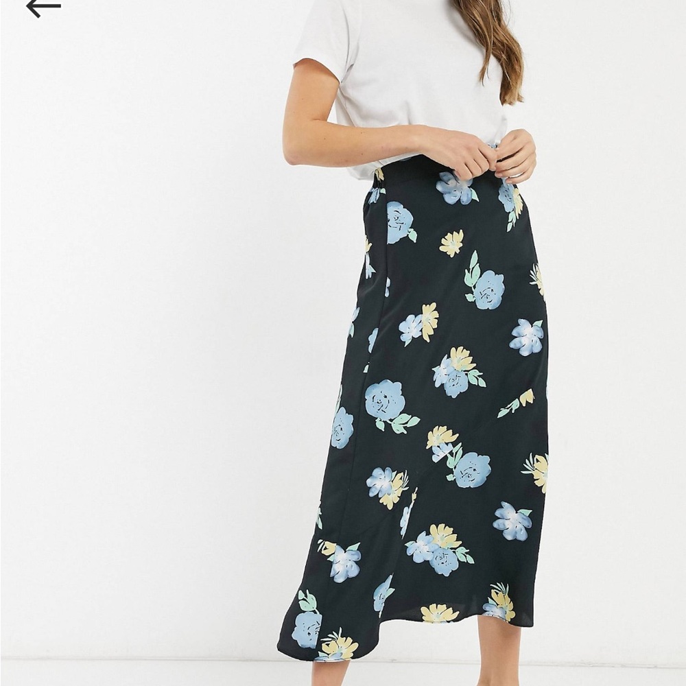 Midi Skirt w Blue Floral Print Silky